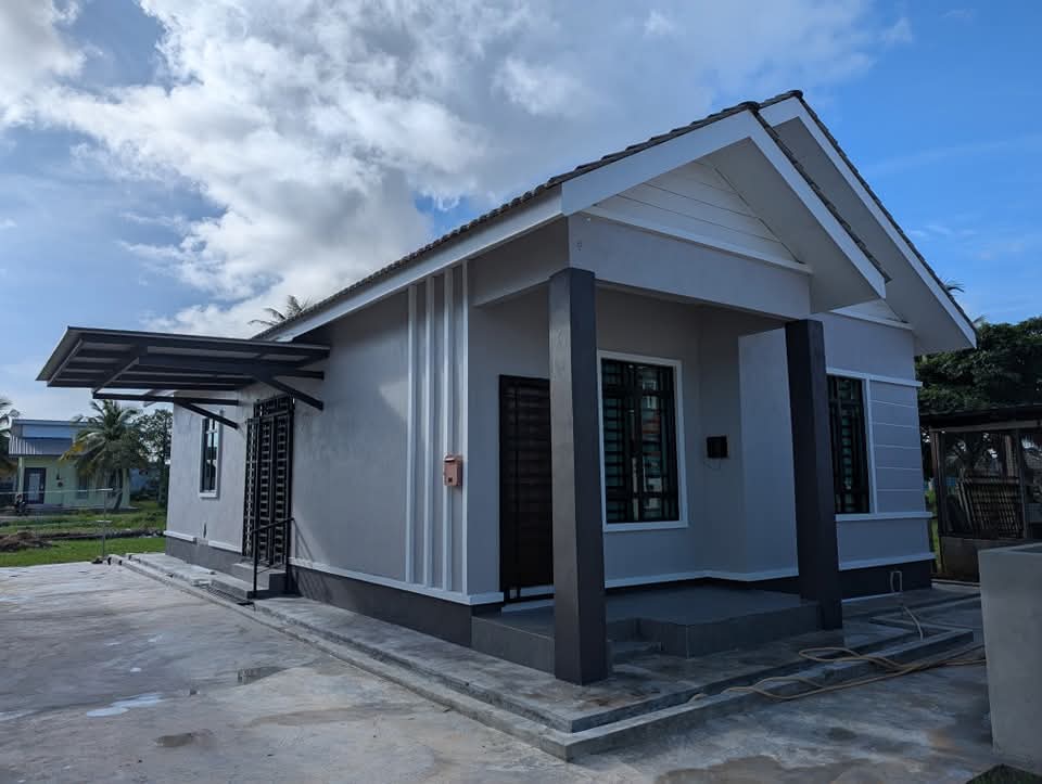 Projek rumah moden kelabu dengan anjung berbumbung